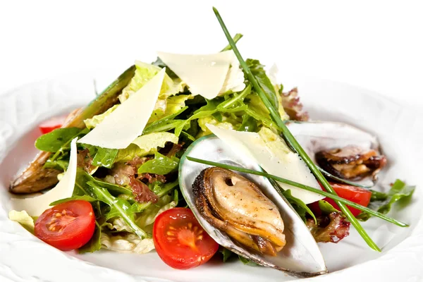 Mix salad with mussels — Stock Photo, Image
