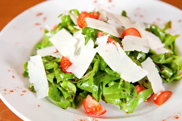 Salada com parmesão — Fotografia de Stock