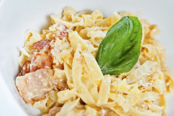 Spaghetti mit Schinken — Stockfoto