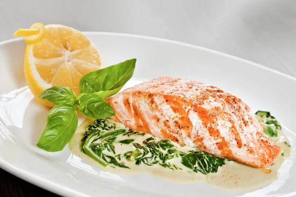 Salmon fillet with spinach — Stock Photo, Image