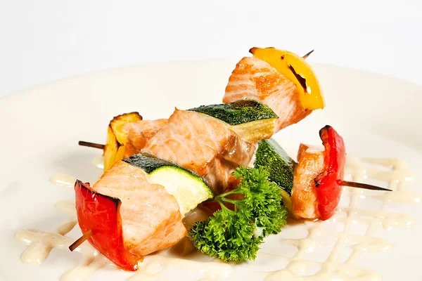 Salmon kebab with vegetables — Stock Photo, Image