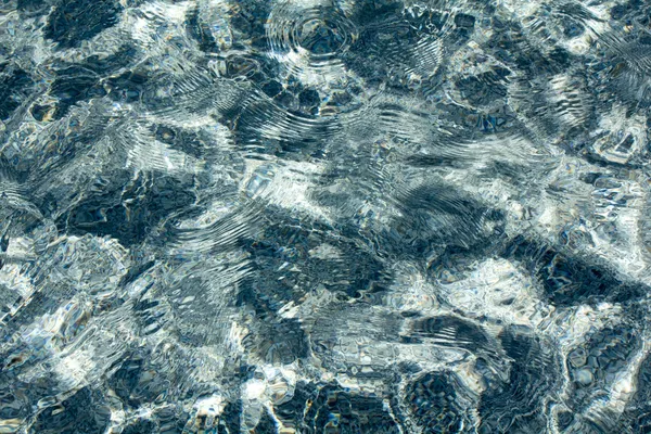 Dalgalar ve dalgalarla su yüzeyi — Stok fotoğraf