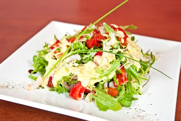 Mix salad with prawns and strawberry — Stock Photo, Image