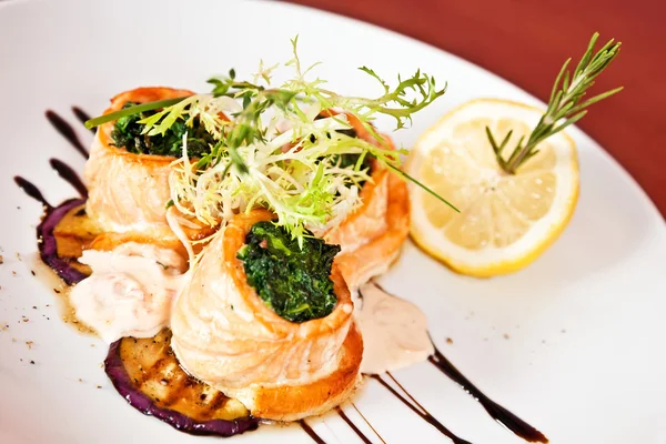 Rotoli di salmone con spinaci — Foto Stock