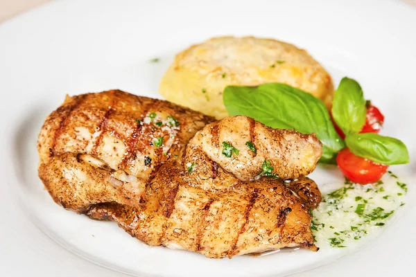 Grilled chicken with mashed potatoes — Stock Photo, Image