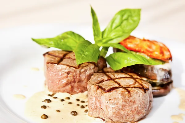 Grilled veal medallions with vegetables — Stock Photo, Image