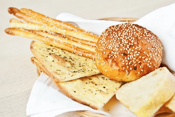 Vari tipi di pane nel carrello — Foto Stock