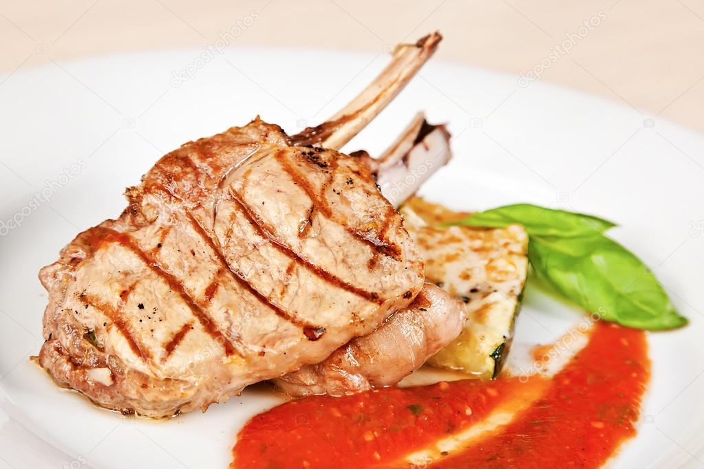 braciola di vitello alla griglia — Foto Stock © Lawkeeper 47007615