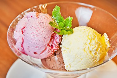 meyve, çikolata ve vanilyalı dondurma