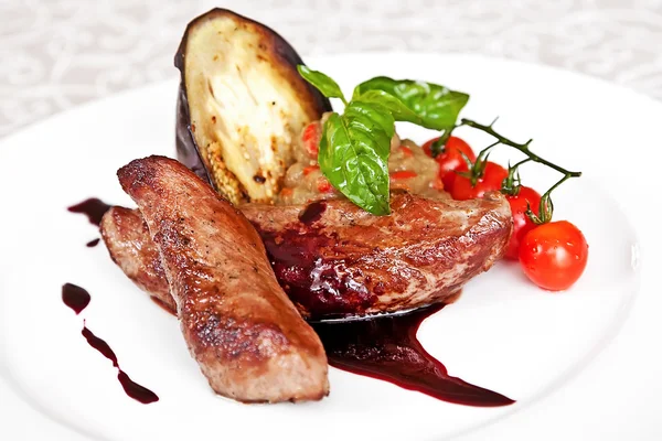 Hovězí steak s grilovaným lilkem — Stock fotografie
