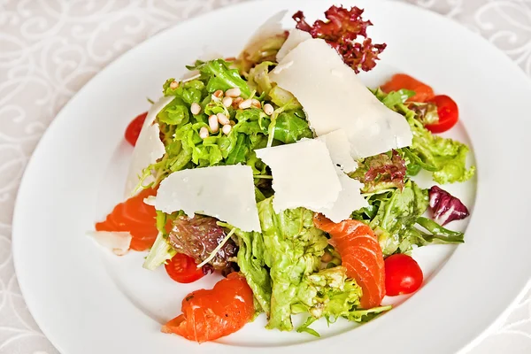 Karışık salata somon ile — Stok fotoğraf