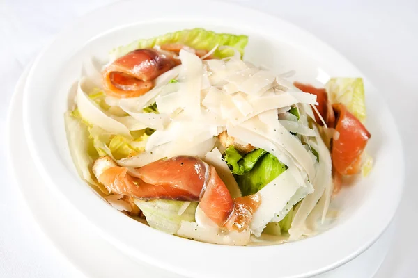 Caesar salade met zalm — Stockfoto