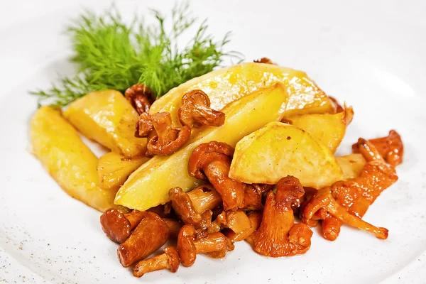 Bratkartoffeln mit Pfifferlingen — Stockfoto