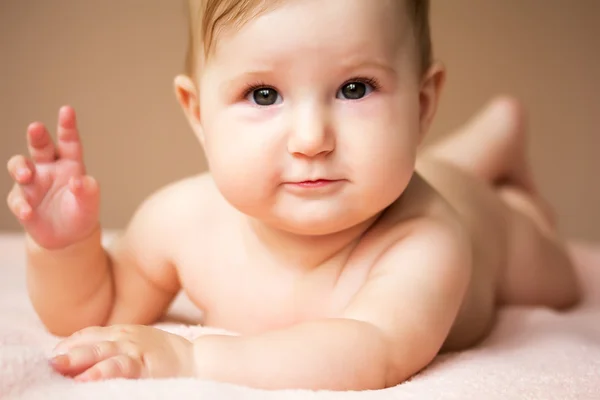 Cute baby girl lying on her stomach — Stock Photo, Image