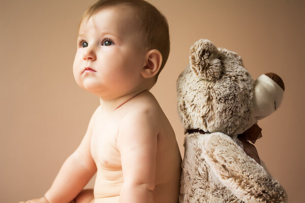 Малышка и ее друг плюшевый мишка
