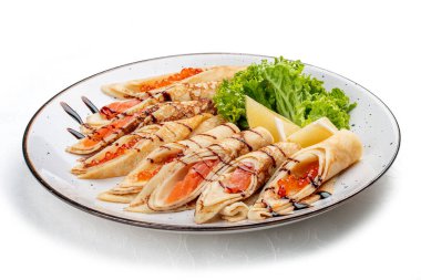 Kırmızı havyar ve somonla doldurulmuş gözleme. Rus yemeği. Beyaz bir arkaplanda izole edilmiş