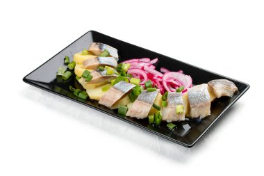 Hafif tuzlanmış ringa balığı, haşlanmış patates ve soğanlı aperatif. Beyaz bir arkaplanda izole edilmiş