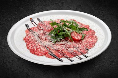 Parmesan peynirli dana carpaccio. Siyah bir arkaplanda izole edilmiş