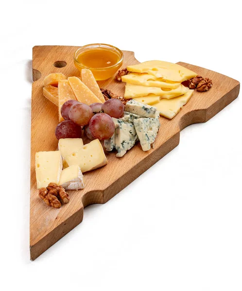 チーズの珍味 クルミと蜂蜜とボード 白い背景に隔離された — ストック写真