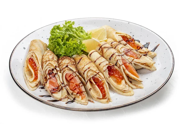 Kırmızı havyar ve somonla doldurulmuş gözleme. Rus yemeği. Beyaz bir arkaplanda izole edilmiş