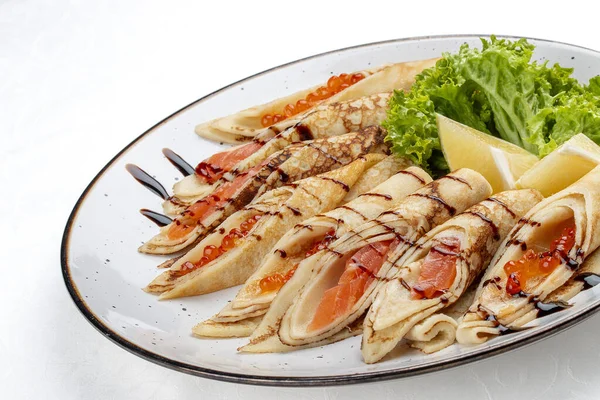 Kırmızı havyar ve somonla doldurulmuş gözleme. Rus yemeği. Beyaz bir arkaplanda izole edilmiş