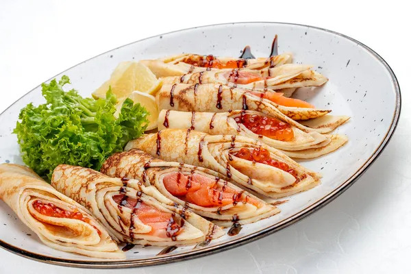 Kırmızı havyar ve somonla doldurulmuş gözleme. Rus yemeği. Beyaz bir arkaplanda izole edilmiş