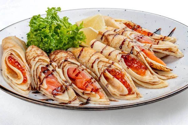 Kırmızı havyar ve somonla doldurulmuş gözleme. Rus yemeği. Beyaz bir arkaplanda izole edilmiş