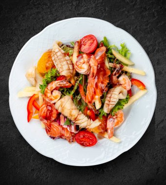 Mozzarella, domates ve pesto soslu Caprese salatası. Geleneksel bir İtalyan yemeği. Siyah bir arkaplanda izole edilmiş.