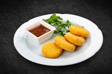 Ballı hardal soslu kızarmış suluguni. Siyah bir arkaplanda izole edilmiş.