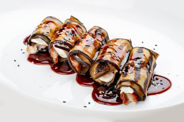 Patlıcan rulosu ve yılan balığı. Beyaz bir arkaplanda izole edilmiş.