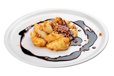 Badem taneli ve vişne soslu Suluguni. Beyaz bir arkaplanda izole edilmiş.