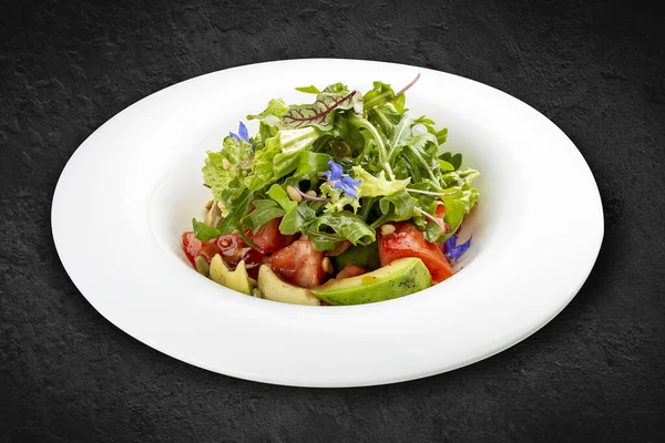 Salade Avec Avocat Pignons Pin Isolé Sur Fond Noir — Photo