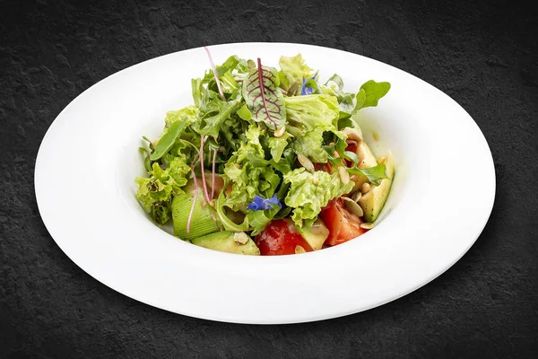 Salade Avec Avocat Pignons Pin Isolé Sur Fond Noir — Photo