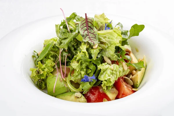 Salade Avec Avocat Pignons Pin Isolé Sur Fond Blanc — Photo