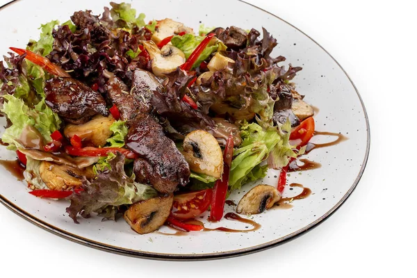 Salada Com Fígado Frango Pimenta Doce Champinhons Isolado Sobre Fundo — Fotografia de Stock