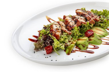 Yılan balığı ve avokadoyla salata. Beyaz bir arkaplanda izole edilmiş.