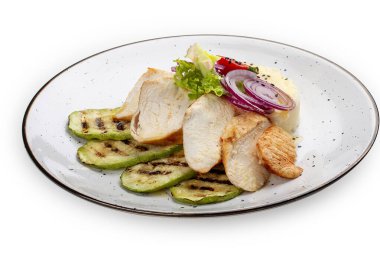 Patates püresi yastığında fırında tavuk filetosu. Beyaz bir arkaplanda izole edilmiş.