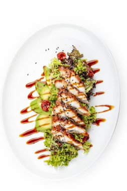 Yılan balığı ve avokadoyla salata. Beyaz bir arkaplanda izole edilmiş.