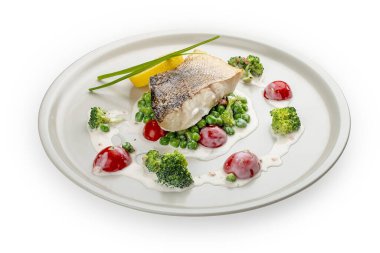 Sebze yastığına tünemiş levrek. Beyaz bir arkaplanda izole edilmiş.