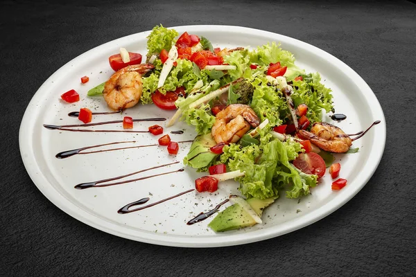 Salada Com Camarão Abacate Tigre Temperada Com Molho Pesto Isolado — Fotografia de Stock