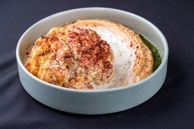 Humus ve sumaklı karnabahar..