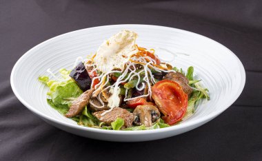 Sığır etli salata ve mantarlı taze sebze..