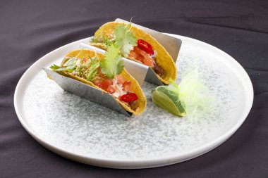 Dana eti ve Meksika baharatlı Taco Corn tortilla..