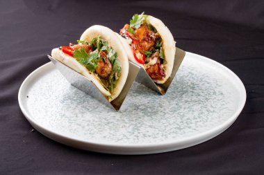 Bao, pilavlı çörek, tavuklu..