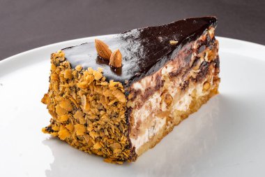 Karamelli ve çikolatalı kek..