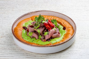 Dana sous-vide ve maydanoz kremalı humus.