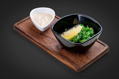 Ceviz soslu Chuka salatası. Vejetaryen yemeği. 