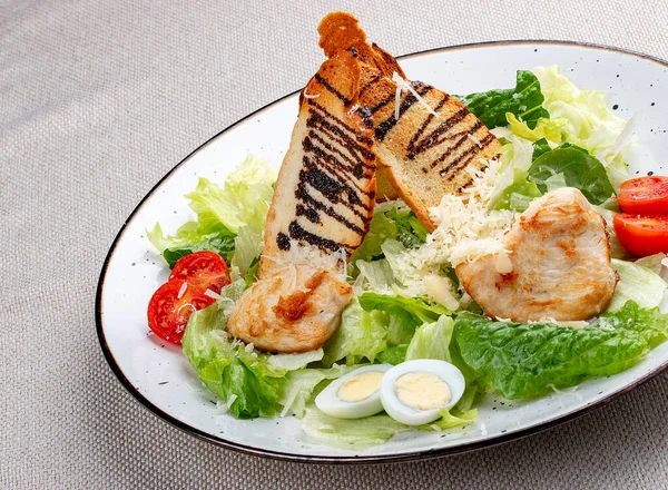 白い装飾板の上に鶏とシーザーサラダ 古典的なサラダ — ストック写真