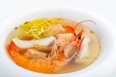 Somon, levrek ve kral karidesli balık çorbası.