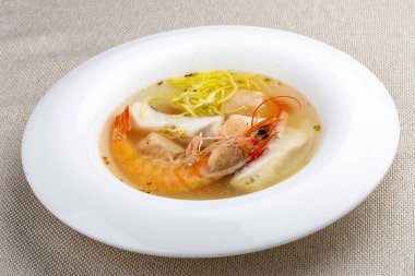 Somon, levrek ve kral karidesli balık çorbası.